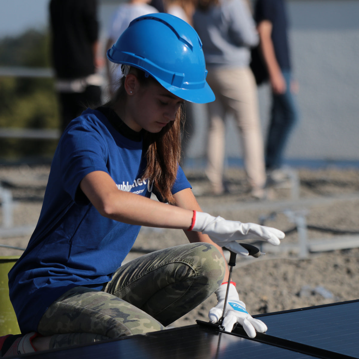Für den EKZ Generationenstrom werden Solaranlagen auf Zürcher Schulhausdächern gebaut.